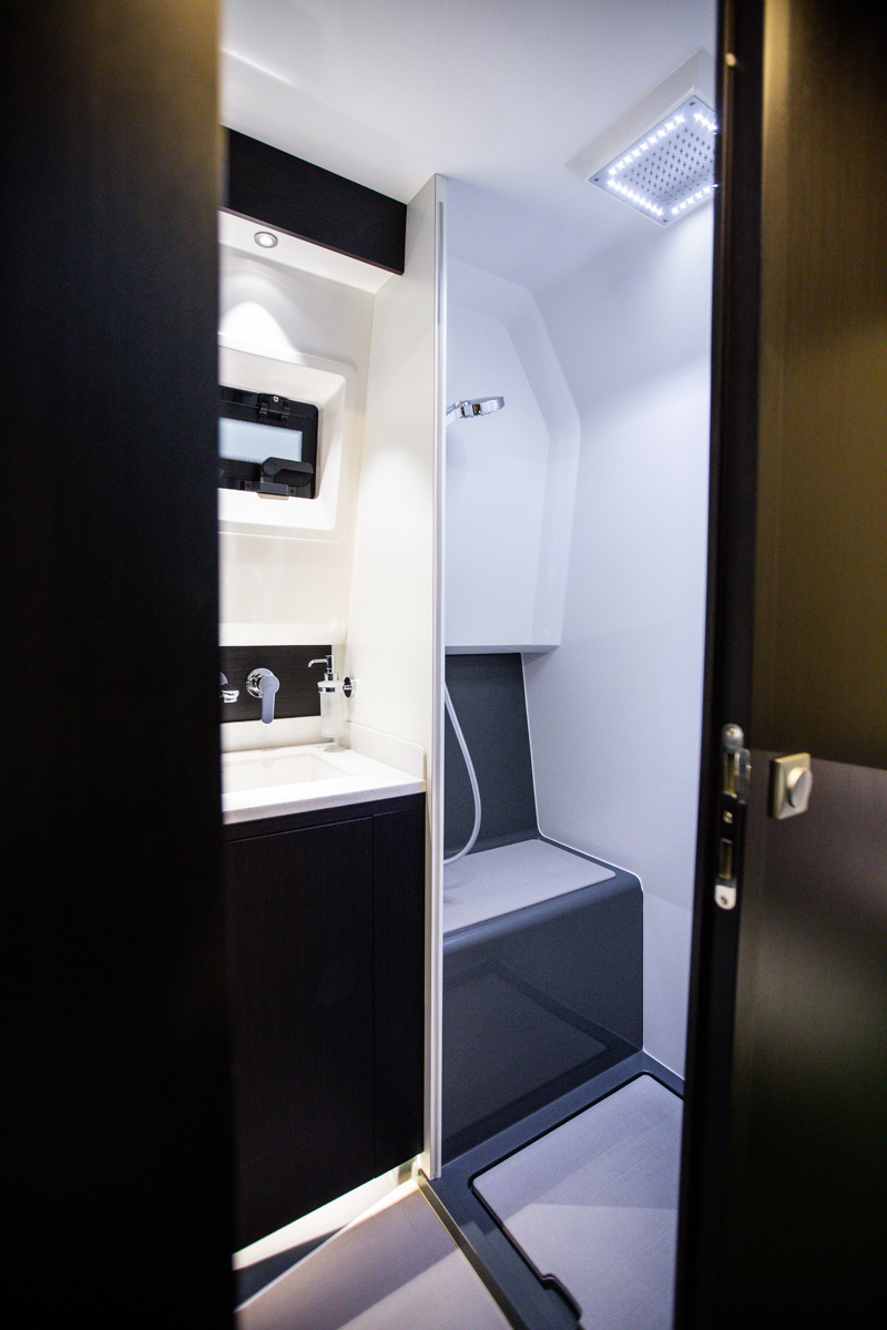 Windy SR44 Blackhawk de segunda mano ducha baño Ducha integrada en el baño de la Windy SR44 Blackhawk de segunda mano en Nautic Luis, Empuriabrava, con mampara y acabados premium.