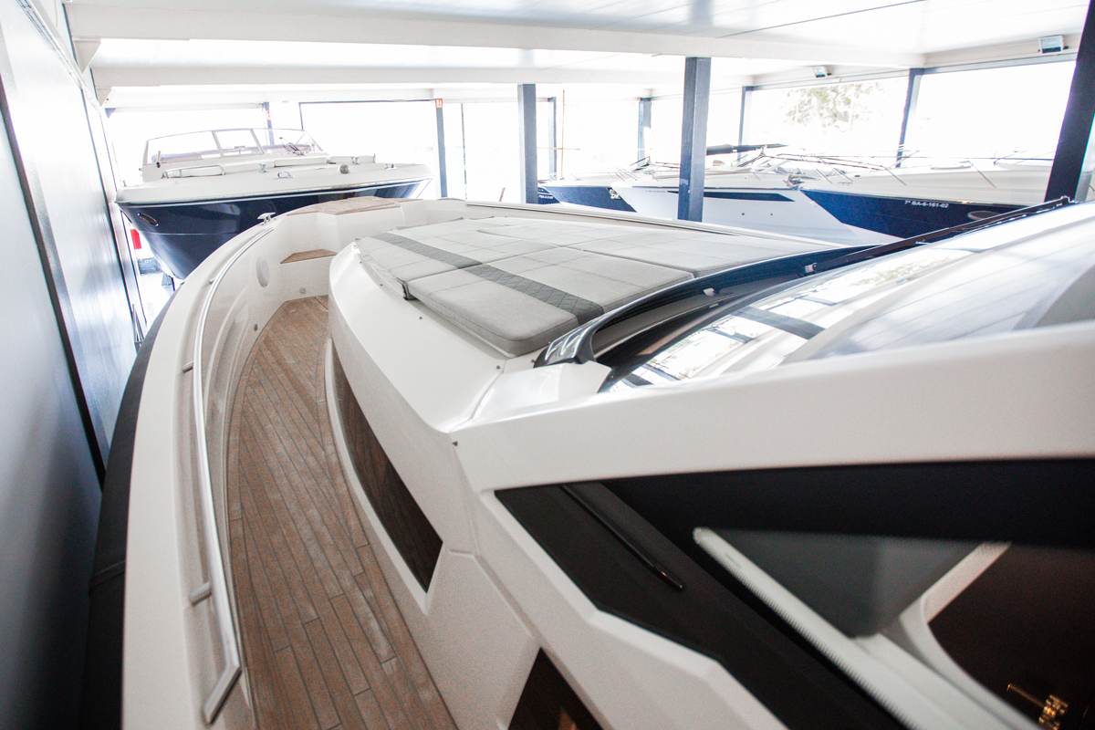 Windy SR44 Blackhawk de segunda mano solárium de proa Solárium de proa de la Windy SR44 Blackhawk de segunda mano en Nautic Luis, Empuriabrava, con colchonetas de lujo y diseño escandinavo.