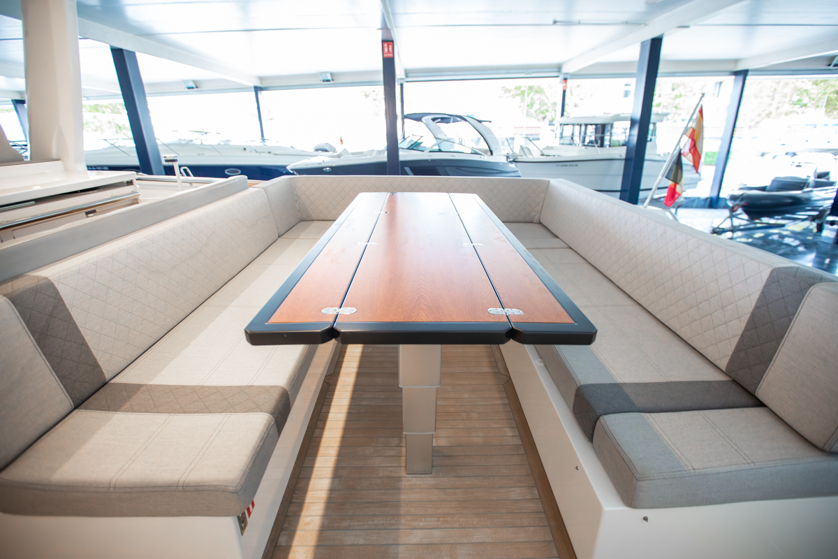 Windy SR44 Blackhawk de segunda mano vista lateral mesa bañera Vista lateral de la mesa abierta en bañera de la Windy SR44