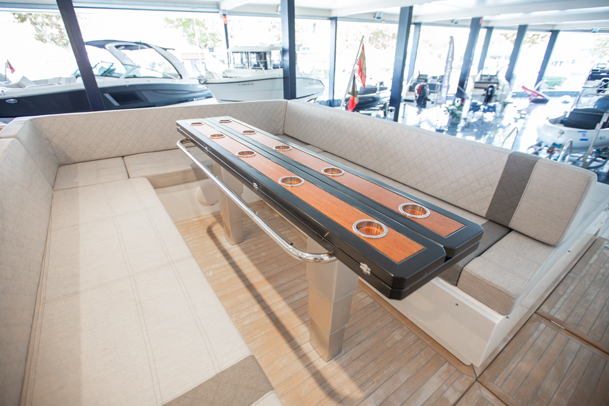 Windy SR44 Blackhawk de segunda mano mesa cerrada con posavasos Mesa en bañera cerrada con los 10 posavasos de la Windy SR44