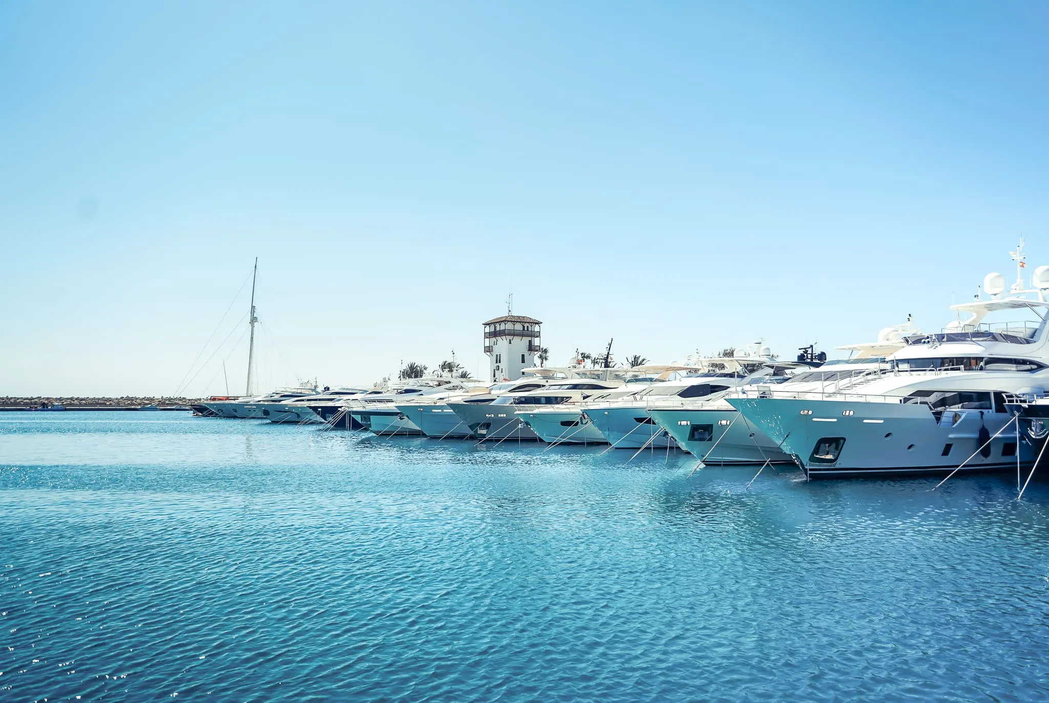 Gesamtansicht von Puerto Portals auf Mallorca, Standort der Büros von Nautic Luis, mit Luxusyachten und exklusivem nautischem Ambiente.