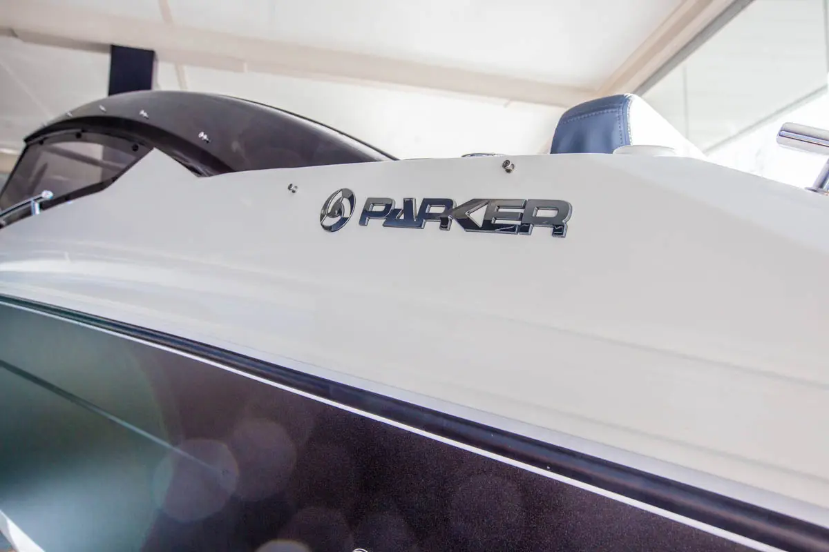 630 BR (12) Vue extérieure latérale du Parker 630 Bow Rider avec le logo Parker visible sur la coque.
