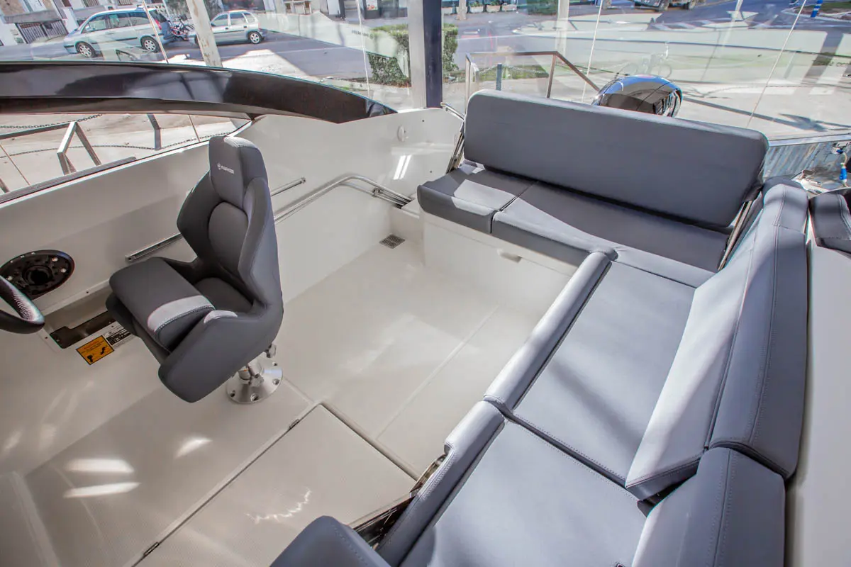 630 BR (13) Intérieur du Parker 630 Bow Rider vu depuis la proue, avec des sièges rembourrés, une console de pilotage et un plancher dégagé.