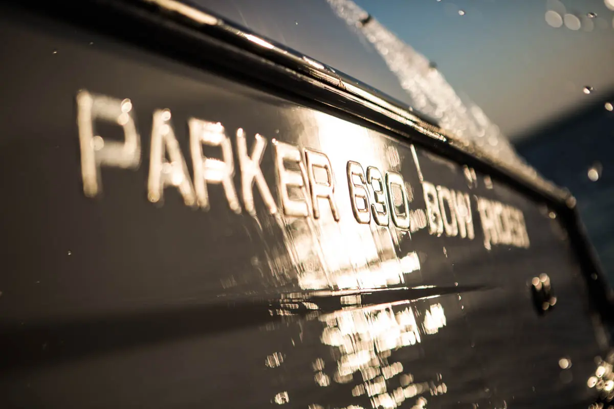 630 BR (9) Détail extérieur de la plaque portant le logo Parker 630 Bow Rider sur la coque du bateau