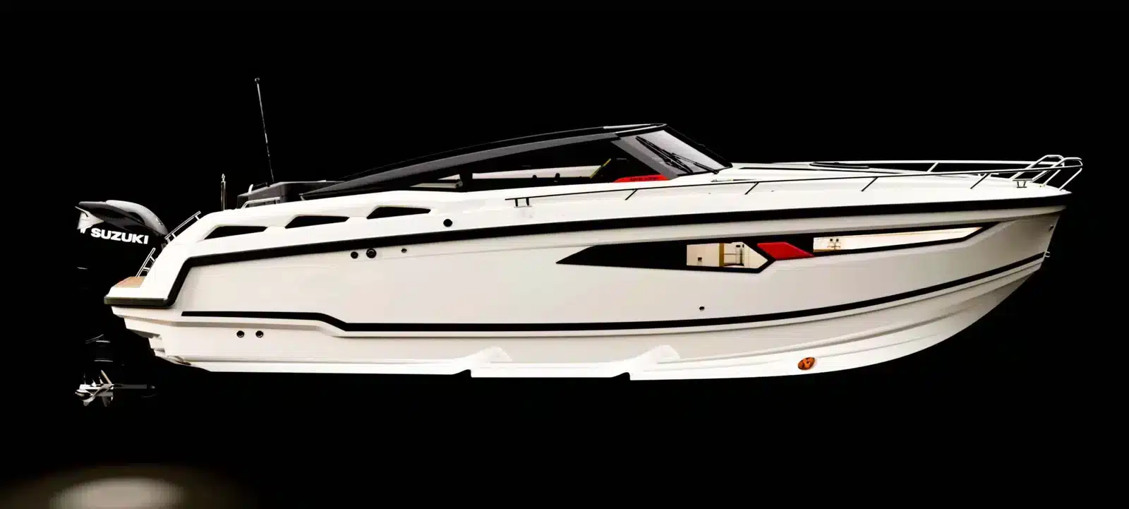 910-scaled Parker 910 Odyssey vu de profil, avec un moteur hors-bord Suzuki, une cabine fermée et une coque blanche sur fond noir