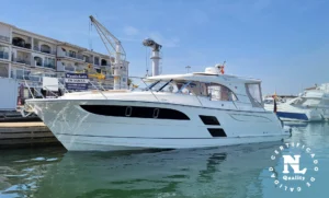 Marex 360 Cabriolet Cruiser blanc, vu de tribord sur l’eau, à côté du quai ; logo circulaire Certified Quality.
