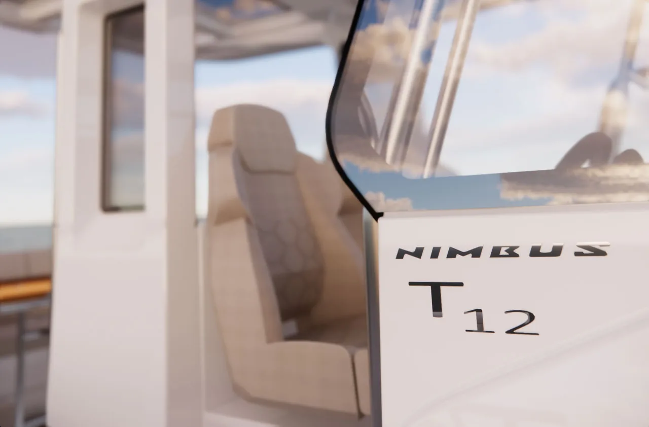 Intérieur du Nimbus T12, avec le siège de pilotage et le pare-brise visibles à côté du marquage du modèle.