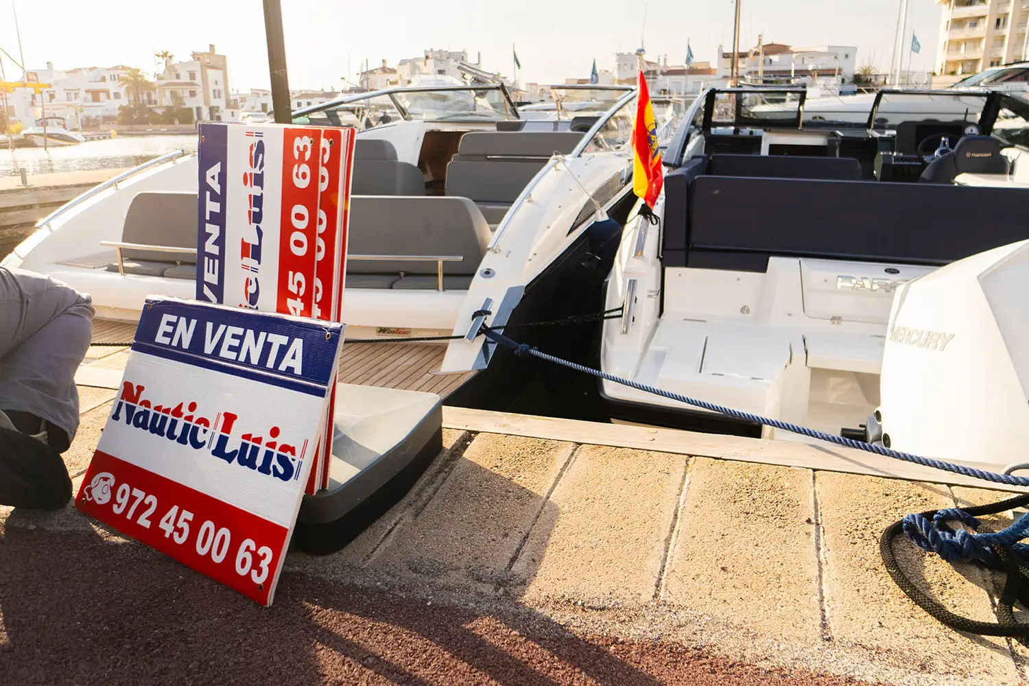 Gebrauchte Boote zu verkaufen, die im Hafen mit dem Schild von Nautic Luis vertäut sind