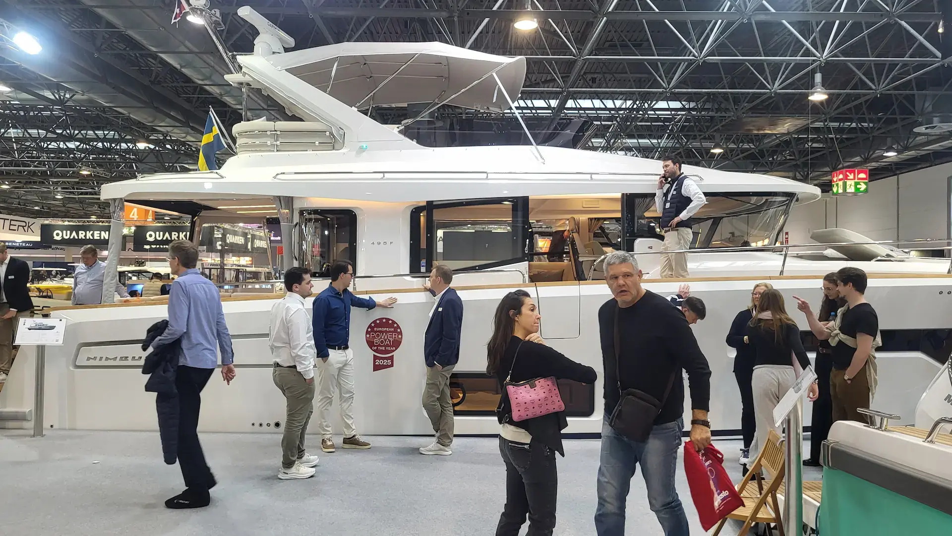 Nimbus Nimbus Besucher des Stands auf der Boot Düsseldorf, um den Gewinner des Motorboots des Jahres 2025, die 495, zu sehen.