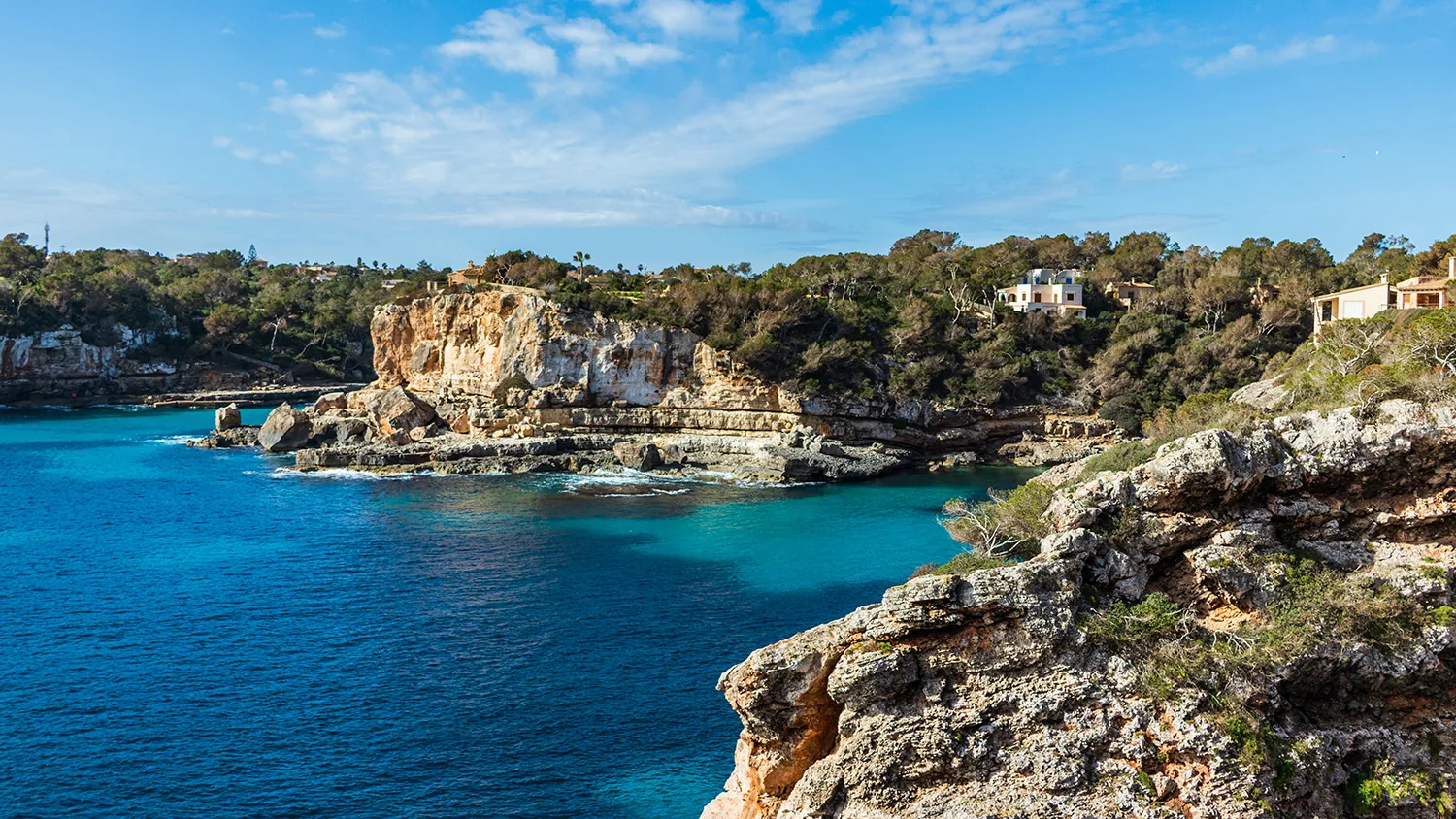 Vue générale d'Es Pontàs à Majorque, la célèbre arche naturelle de roche au-dessus de la mer Méditerranée, destination idéale pour la navigation et le tourisme nautique.