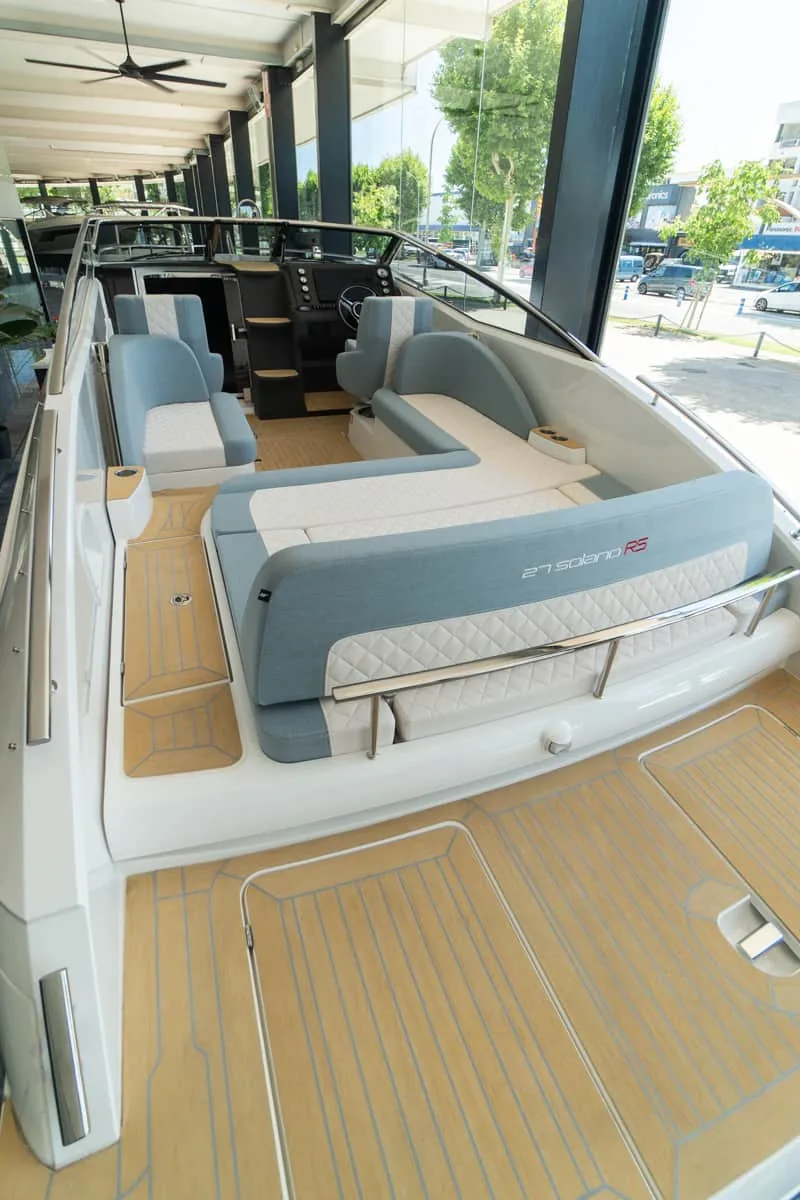 W27SOLANO (28) Intérieur du WINDY 27 SOLANO RS vu depuis la poupe, avec des sièges, une console de commande et un pont en teck.