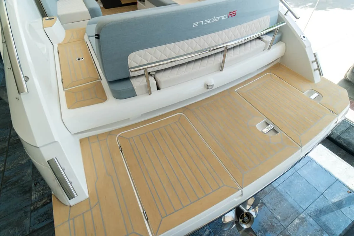 W27SOLANO (29) Poupe extérieure de la WINDY 27 SOLANO RS avec banquette rembourrée et plateforme de bain en teck synthétique
