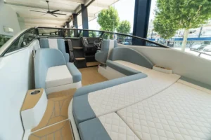 Intérieur du WINDY 27 SOLANO RS, vue vers le cockpit avec sièges, bain de soleil et poste de pilotage avant