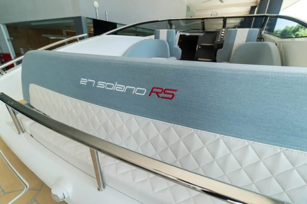 Extérieur du WINDY 27 SOLANO RS, vue latérale de la proue avec sellerie, pare-brise et console de pilotage visibles