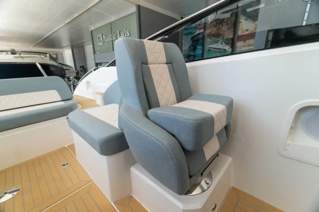 Intérieur du Windy 27 Solano RS, avec deux sièges garnis et un plancher en teck synthétique.