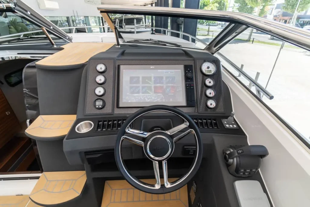 Poste de pilotage intérieur du Windy 27 Solano RS, avec volant, écran central, instruments et commandes.