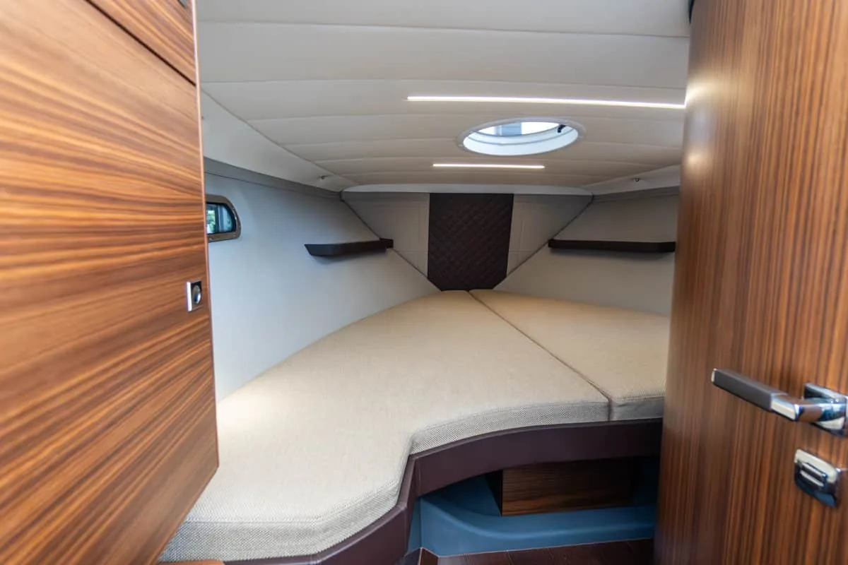 W27SOLANO (14) Intérieur de la cabine avant du Windy 27 Solano RS, avec une couchette double, des rangements latéraux et un panneau de pont supérieur.