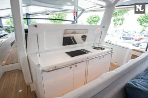 Windy SR44 Blackhawk, vista interior de la cocina con fregadero, encimera, armarios y placa de cocción.
