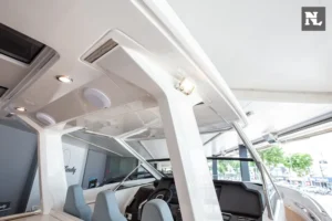 Interior del Windy SR44 Blackhawk visto desde el puesto de mando, con asientos, salpicadero y parabrisas.