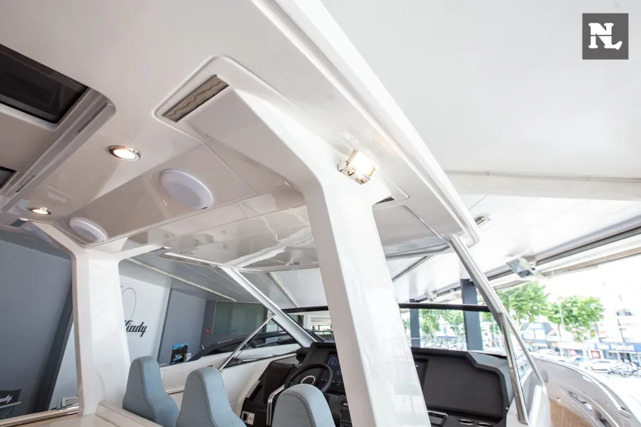 Interior del Windy SR44 Blackhawk visto desde el puesto de mando, con asientos, salpicadero y parabrisas.