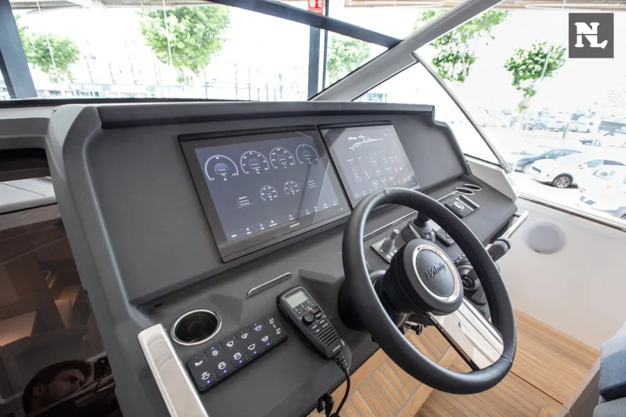 Puesto de mando interior del Windy SR44 Blackhawk, con volante, pantallas digitales, controles y teléfono VHF.