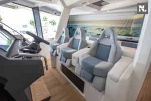 Interior del Windy SR44 Blackhawk, visto desde el puesto de mando, con tres asientos tapizados y ventanales.