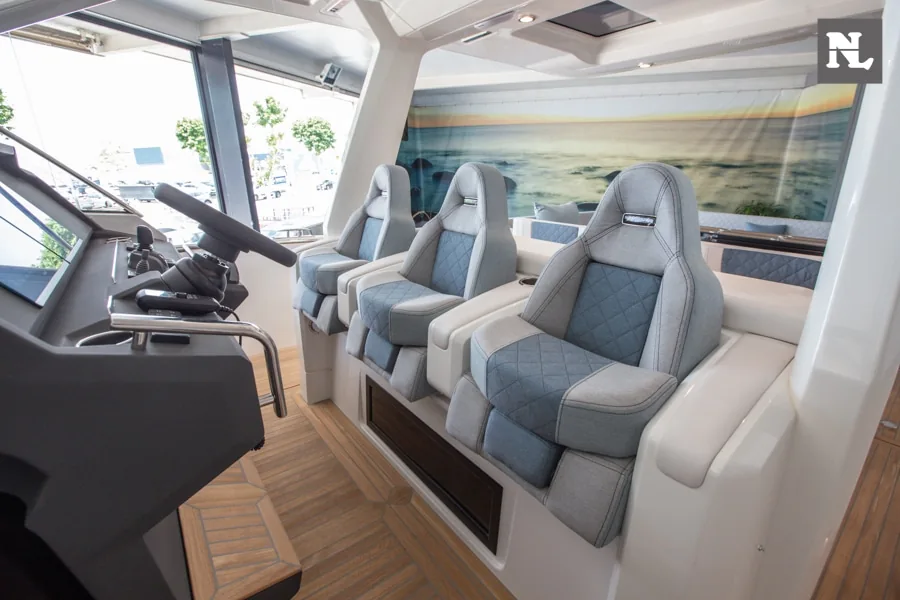 Interior del Windy SR44 Blackhawk, visto desde el puesto de mando, con tres asientos tapizados y ventanales.