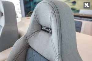 Asiento interior de barco Windy SR44 Blackhawk, tapizado gris con logotipo Windy visible.