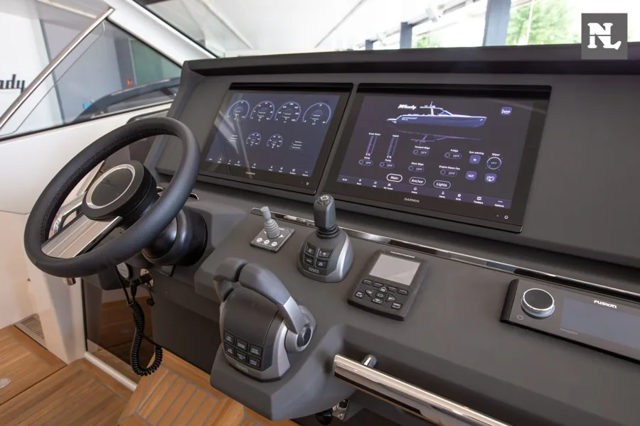 Puesto de mando interior del Windy SR44 Blackhawk, con volante, dos pantallas, controles y joysticks.