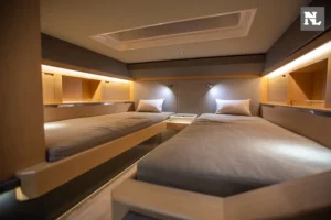 Interior del Windy SR44 Blackhawk 30, camarote con dos camas, armarios laterales e iluminación ambiental.