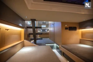Interior del Windy SR44 Blackhawk, vista hacia los camarotes con camas, pasillo central e iluminación empotrada.