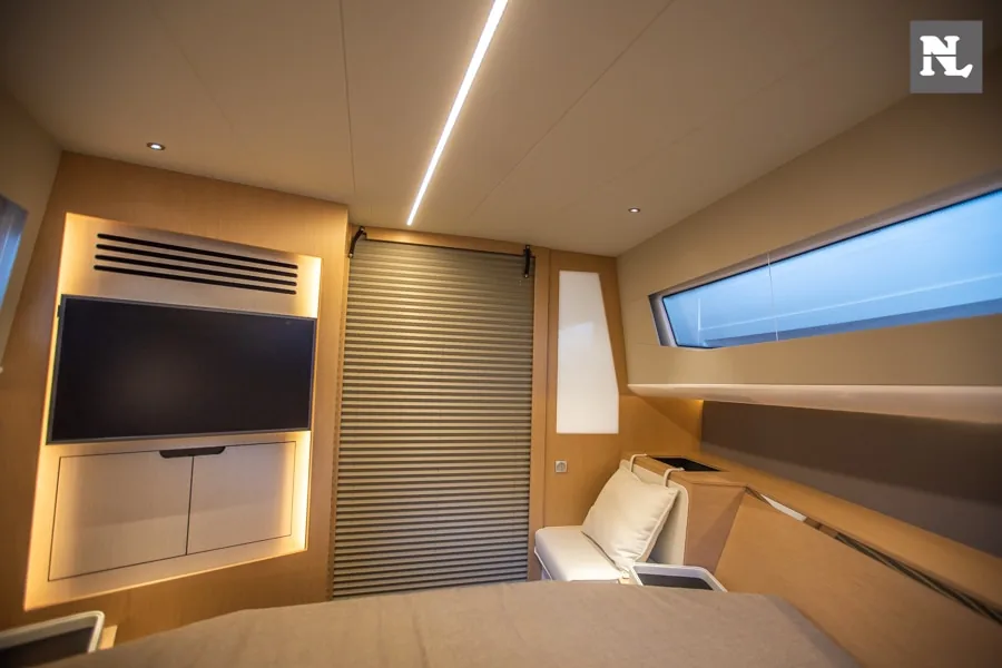Interior de Windy SR44 Blackhawk 35: salón con televisor, persiana enrollable, sofá y ventanal lateral.