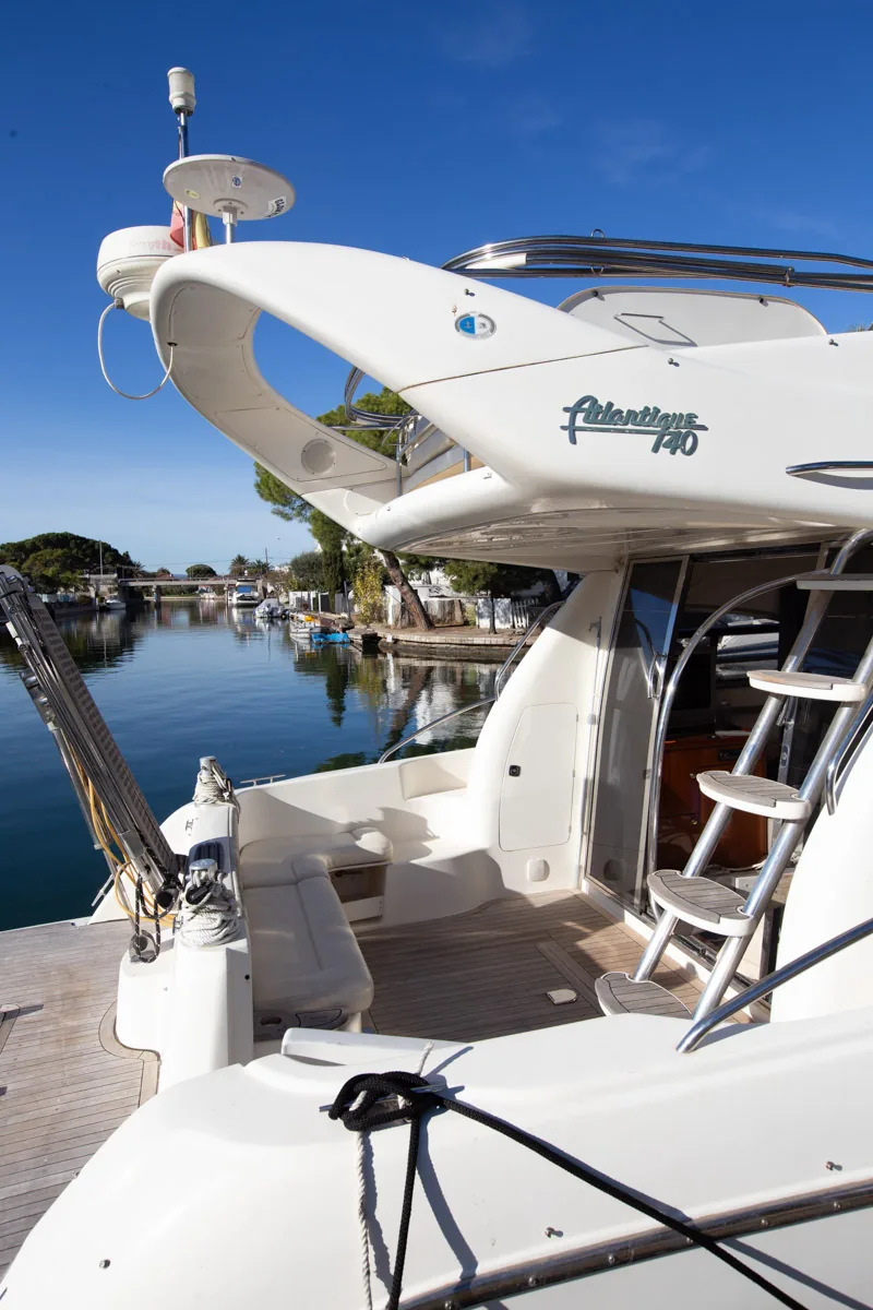 Cranchi Atlantique 40 – Bañera y acceso al flybridge Aufsicht auf das Cockpit und den Zugang zur Flybridge der gebrauchten Cranchi Atlantique 40 in Empuriabrava – Nautic Luis