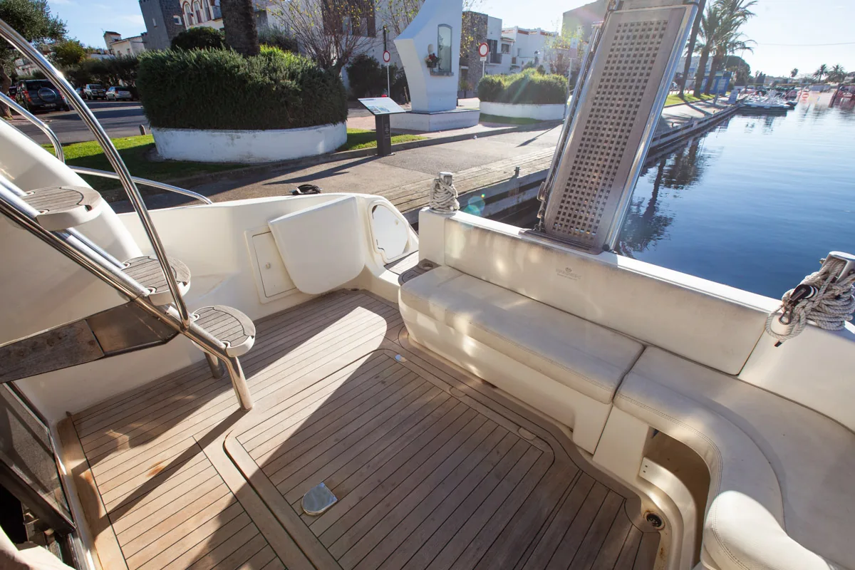 Cranchi Atlantique 40 – Bañera exterior Gebrauchte Cranchi Atlantique 40 in Empuriabrava – Nautic Luis, Ansicht des Außen-Cockpits mit L-förmigem Sofa und Teakboden