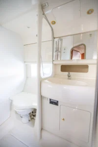 Innenbad der gebrauchten Cranchi Atlantique 40 in Empuriabrava – Nautic Luis, mit Waschbecken, Spiegel und Marine-WC