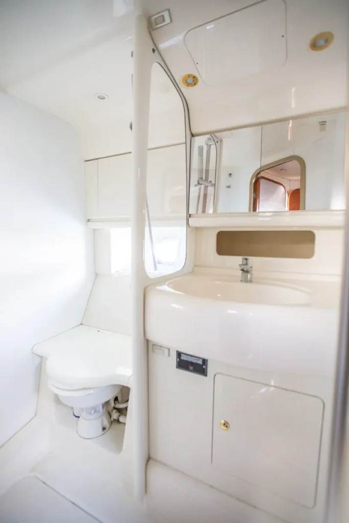 Innenbad der gebrauchten Cranchi Atlantique 40 in Empuriabrava – Nautic Luis, mit Waschbecken, Spiegel und Marine-WC