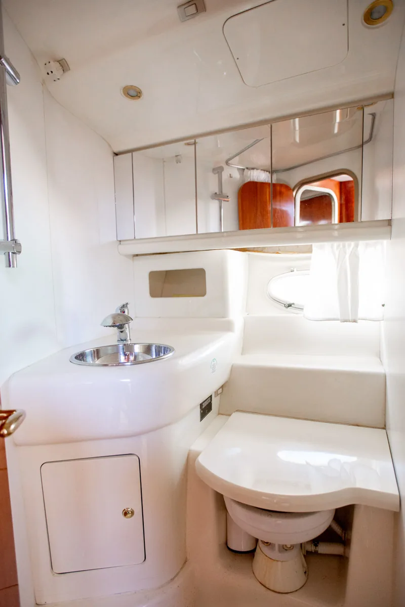 Cranchi Atlantique 40 – Baño interior vista principal Innenbad der gebrauchten Cranchi Atlantique 40 in Empuriabrava – Nautic Luis, mit Waschbecken, Spiegelschränken und Marine-Toilette
