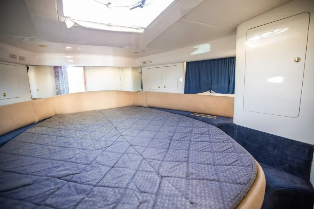 Hauptkabine der gebrauchten Cranchi Atlantique 40 in Empuriabrava – Nautic Luis, Blick vom Bug mit Doppelbett und oberer Luke