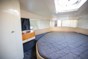 Vordere Eignerkabine der gebrauchten Cranchi Atlantique 40 in Empuriabrava – Nautic Luis, mit Doppelbett und Oberluke