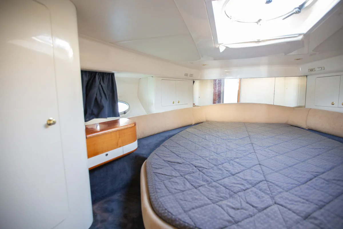 Cranchi Atlantique 40 – Camarote principal proa Vordere Eignerkabine der gebrauchten Cranchi Atlantique 40 in Empuriabrava – Nautic Luis, mit Doppelbett und Oberluke