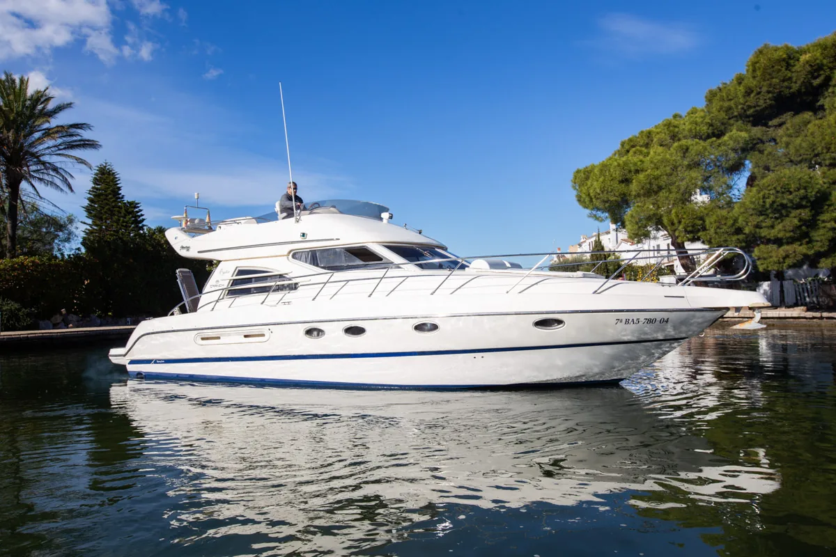 Cranchi Atlantique 40 – Vista exterior Gebrauchte Cranchi Atlantique 40 beim Navigieren in Empuriabrava – Nautic Luis, vollständige Außenansicht des Rumpfs und der Flybridge