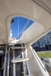 Zugangstreppe zur Flybridge der gebrauchten Cranchi Atlantique 40 in Empuriabrava – Nautic Luis, mit oberer Öffnung und Edelstahlkonstruktion