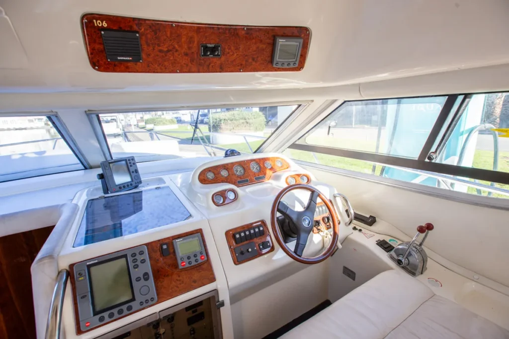 Vollständiger Innensteuerstand der gebrauchten Cranchi Atlantique 40 in Empuriabrava – Nautic Luis, mit Elektronikkonsole und Motorbedienung
