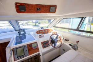 Vollständiger Innensteuerstand der gebrauchten Cranchi Atlantique 40 in Empuriabrava – Nautic Luis, mit Elektronikkonsole und Motorbedienung