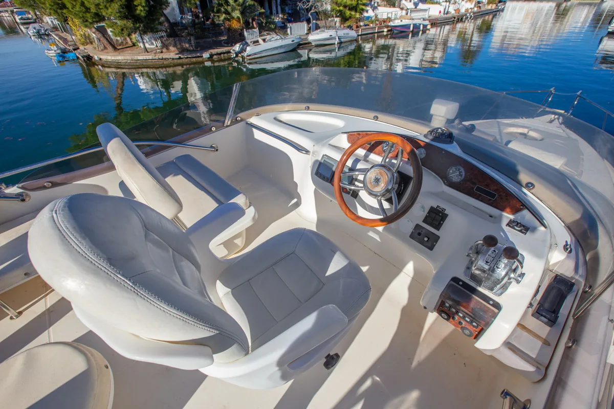 Cranchi Atlantique 40 – Puesto de mando Flybridge vista amplia Steuerstand auf der Flybridge der gebrauchten Cranchi Atlantique 40 in Empuriabrava – Nautic Luis, mit Fahrersitz und Doppelsteuerung