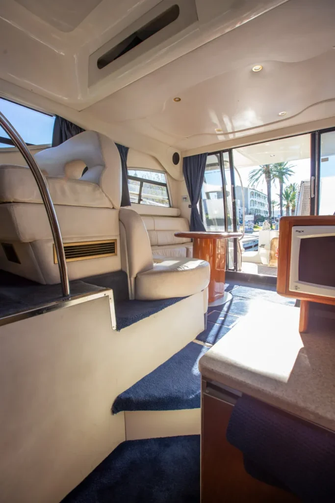 Zugang von der Pantry zum Innen-Salon der gebrauchten Cranchi Atlantique 40 in Empuriabrava – Nautic Luis, mit Sofa und Zugang zum Cockpit.