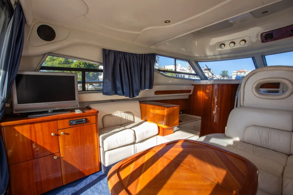 Innen salon der gebrauchten Cranchi Atlantique 40 in Empuriabrava – Nautic Luis, mit Sofa, TV-Möbel und Couchtisch