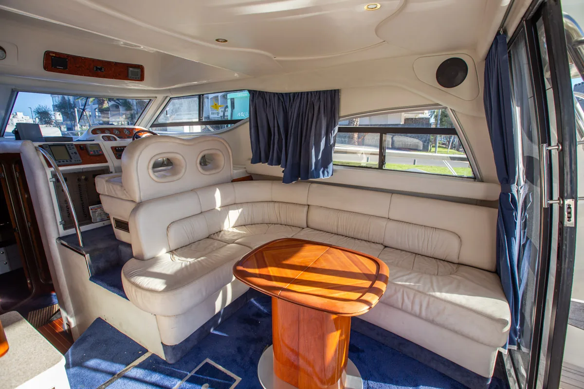 Cranchi Atlantique 40 – Salón principal Hauptsalon der gebrauchten Cranchi Atlantique 40 in Empuriabrava – Nautic Luis, mit umlaufendem Sofa und zentralem Holztisch