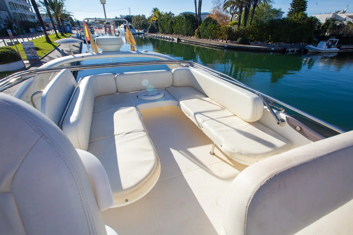 Cranchi Atlantique 40 – Zona de asientos Flybridge Sitzbereich auf der Flybridge der gebrauchten Cranchi Atlantique 40 in Empuriabrava – Nautic Luis