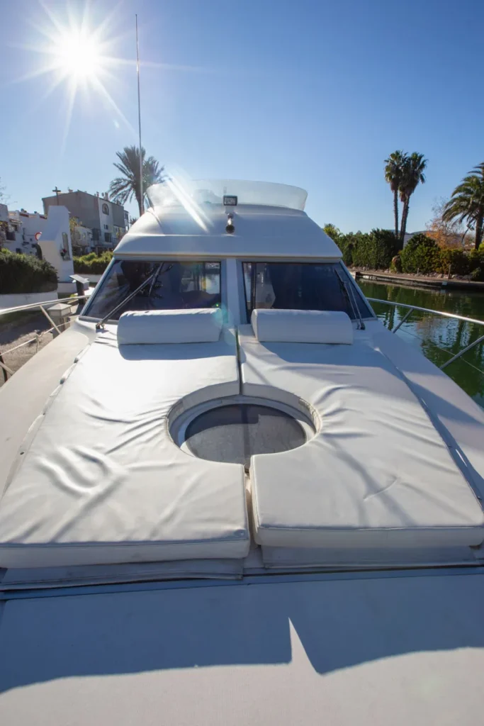 Bug-Sonnenliege der gebrauchten Cranchi Atlantique 40 in Empuriabrava – Nautic Luis, mit Polstern und zentraler Decksluke